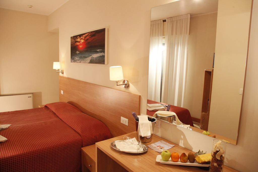 Hotel Majorca Sul Mare In Centro A Риччоне Номер фото