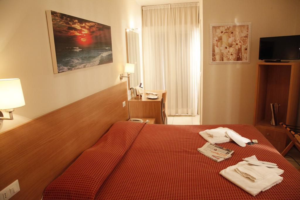 Hotel Majorca Sul Mare In Centro A Риччоне Номер фото