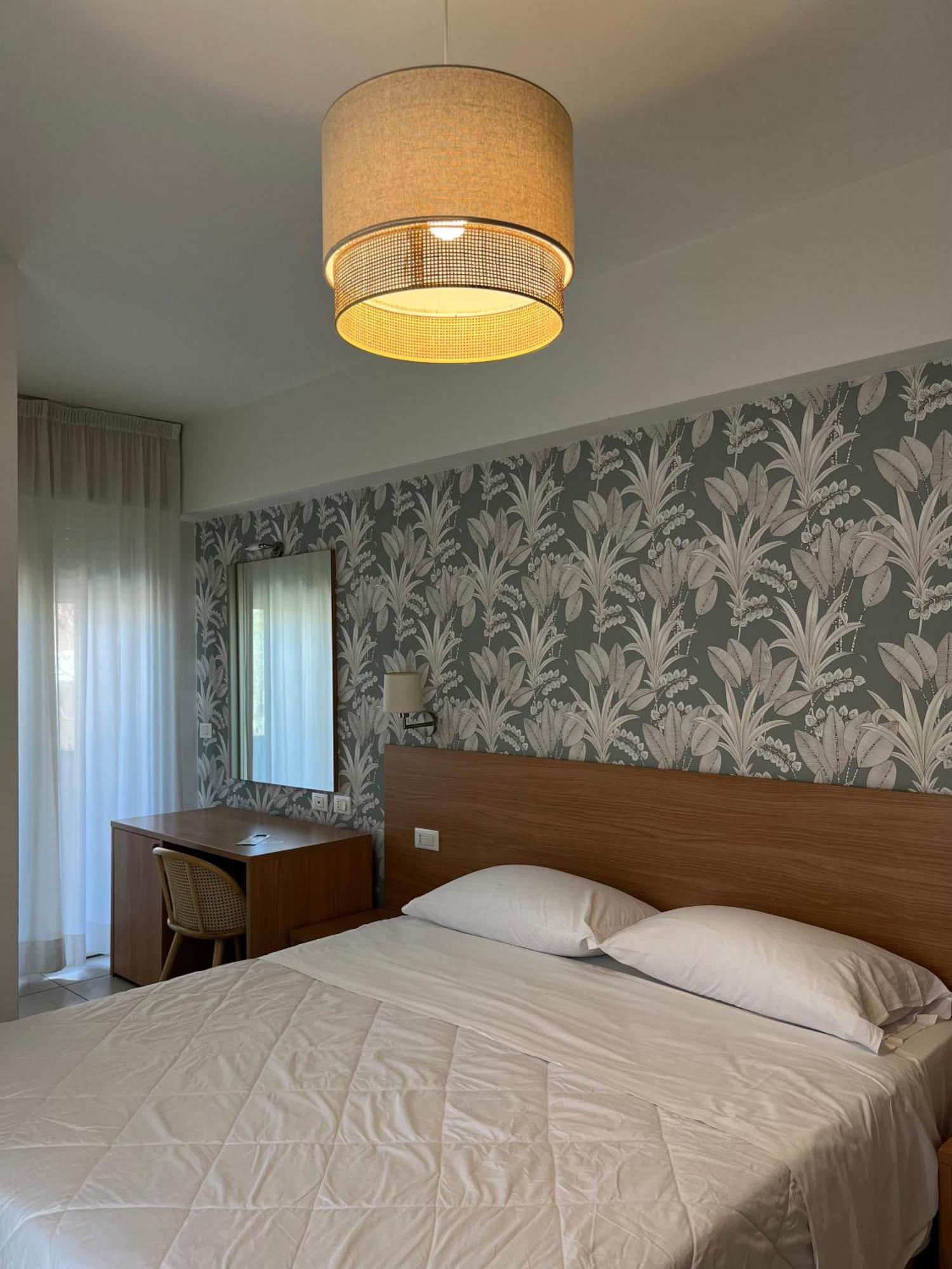 Hotel Majorca Sul Mare In Centro A Риччоне Экстерьер фото