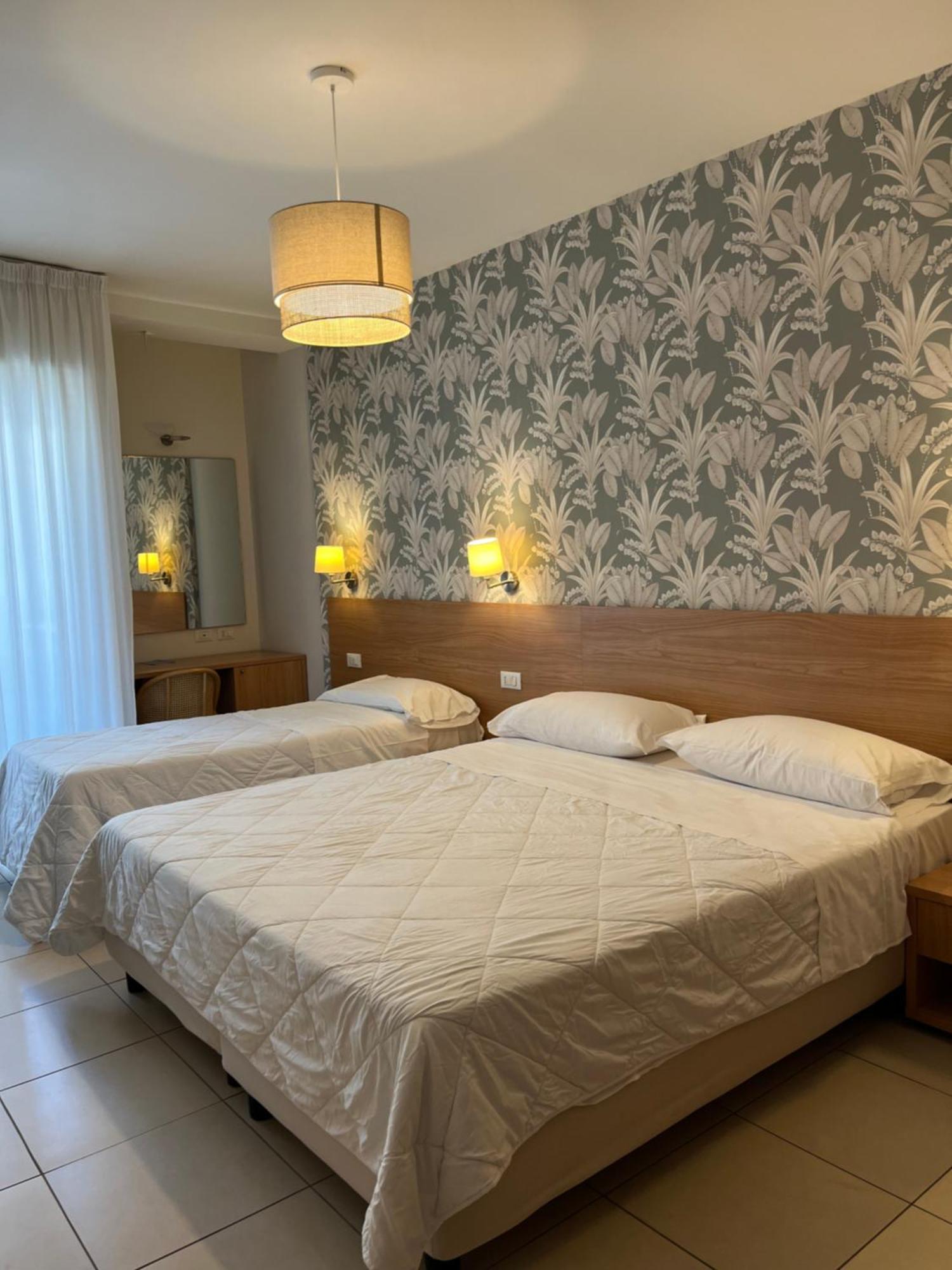 Hotel Majorca Sul Mare In Centro A Риччоне Экстерьер фото