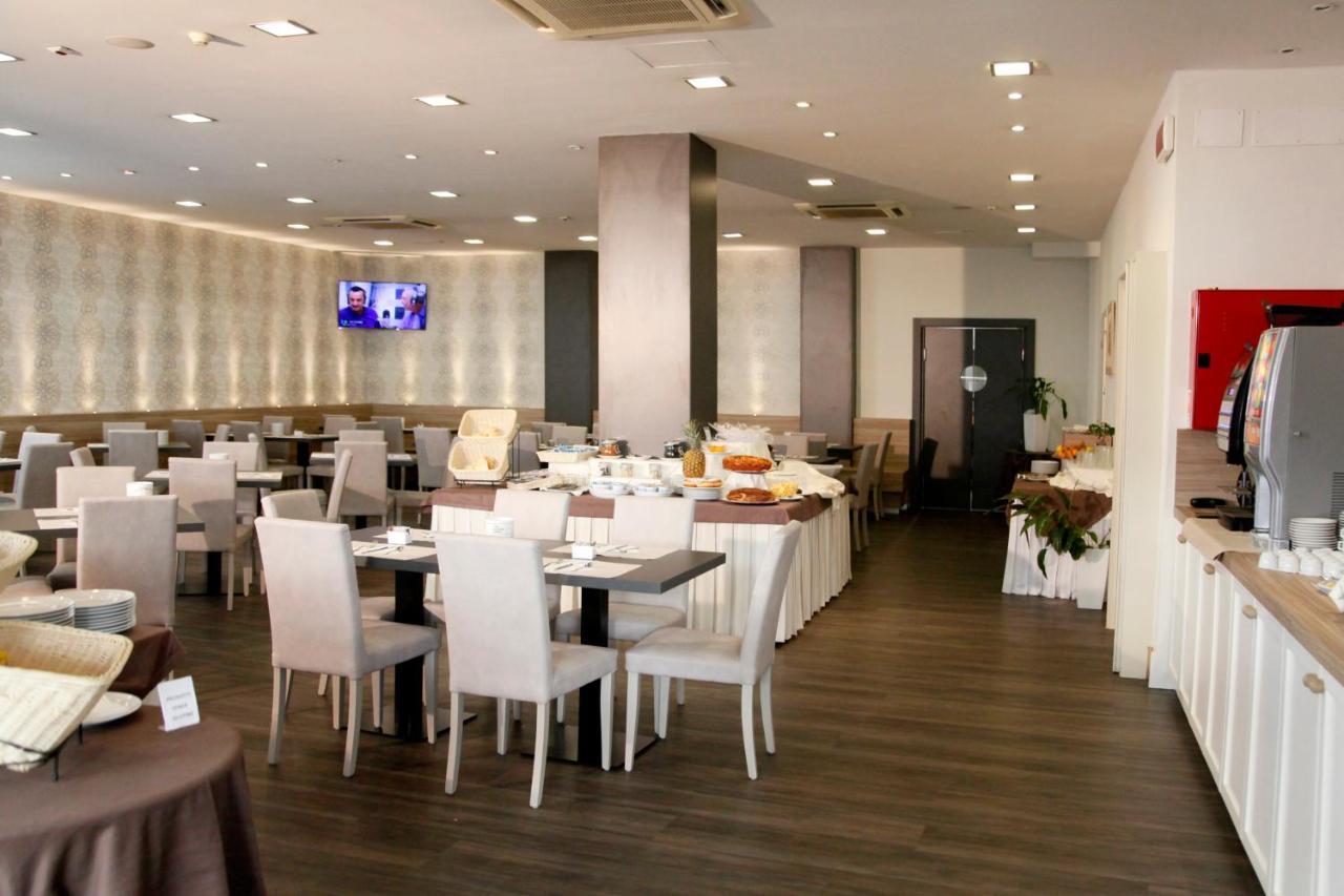 Hotel Majorca Sul Mare In Centro A Риччоне Экстерьер фото